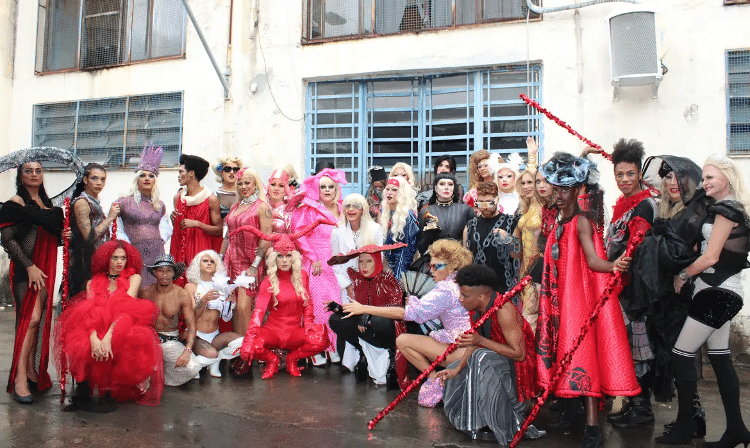 Fãs de Lady Gaga aguardam show da cantora em Copacabana Fãs de Lady Gaga aguardam show da cantora em Copacabana