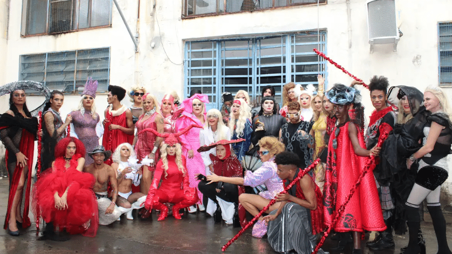 Fãs de Lady Gaga aguardam show da cantora em Copacabana