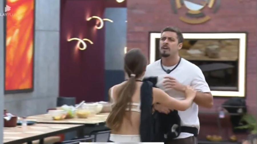 Power Couple 7: Eike acusa Rayanne de cuspida em treta Power Couple 7: Eike acusa Rayanne de cuspida em treta
