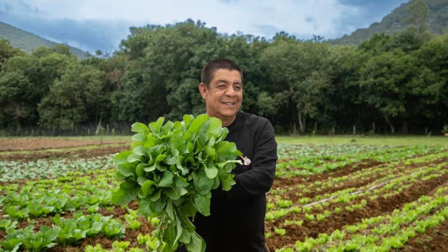 Zeca Pagodinho distribui alimentos com horta comunitária Zeca Pagodinho distribui alimentos com horta comunitária