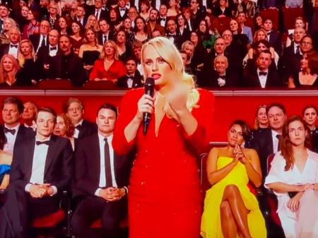 BAFTA 2022: Rebel Wilson mostra o dedo do meio para Putin na premiação