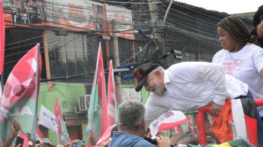 O ex-presidente Lula durante caminhada de campanha no Complexo do Alemão, no RJ - Marcos Vidal/Futura Press/Folhapress