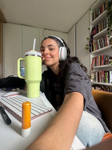 Lela Brandão: sem sair do quarto, ela produz um podcast que bate Globo, Amazon e Flow - Reprodução/Instagram