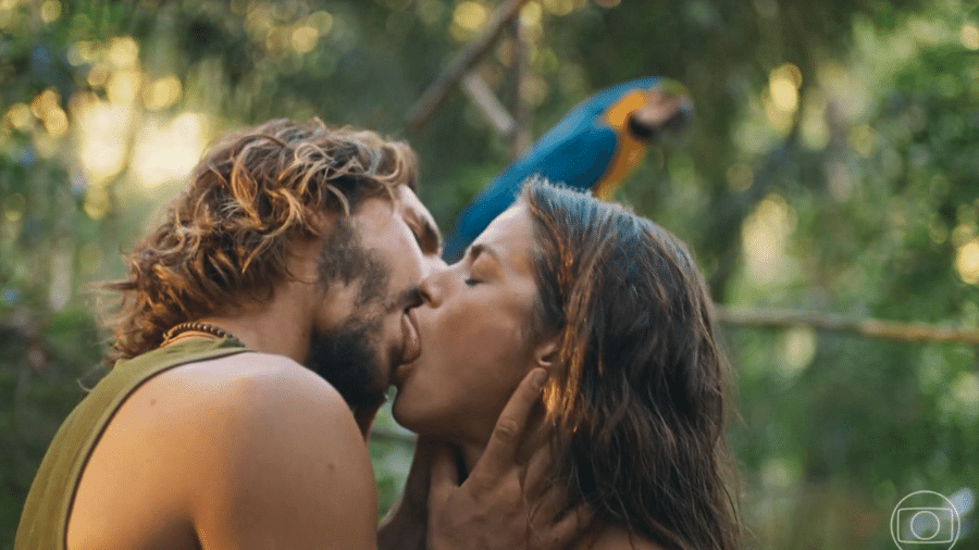 Rudá (Nicolas Prattes) e Luma (Agatha Moreira) se beijam no primeiro capítulo de 'Mania de Você'