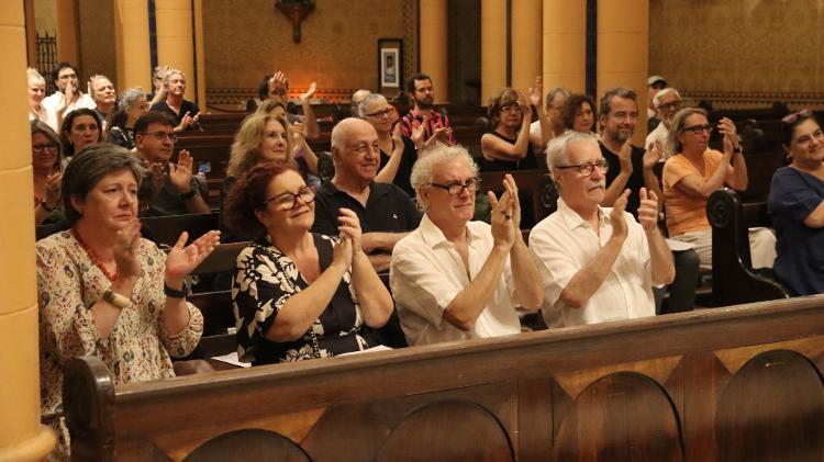 Amigos e familiares na missa de 7º dia de Ney Latorraca