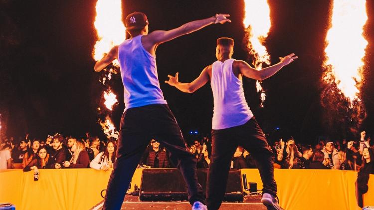 Os dançarinos Djoker e David Wuanderson em show dos DJs Kenan e Kel em Itaquera, zona leste de São Paulo