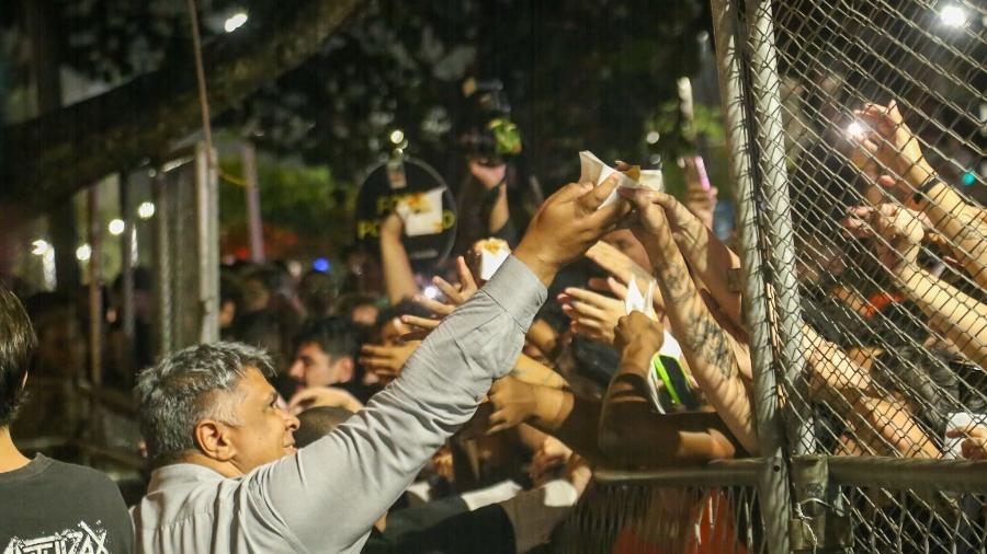 Lady Gaga manda distribuir pizza na porta do Hotel Copacabana Palace Lady Gaga manda distribuir pizza na porta do Hotel Copacabana Palace