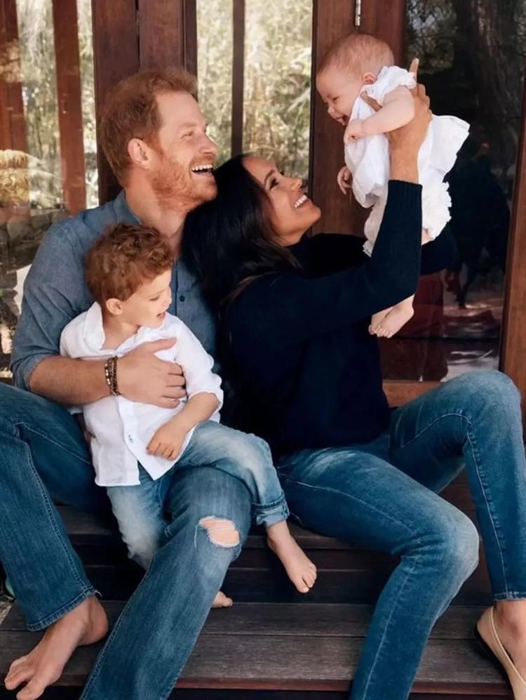 Príncipe Harry e Meghan Markle com os filhos Archie e Lilibet Príncipe Harry e Meghan Markle com os filhos Archie e Lilibet