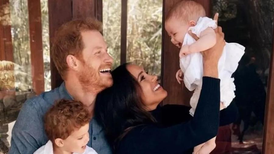 Príncipe Harry, Meghan Markle e os filhos Archie e Lilibet moram nos EUA Príncipe Harry, Meghan Markle e os filhos Archie e Lilibet moram nos EUA