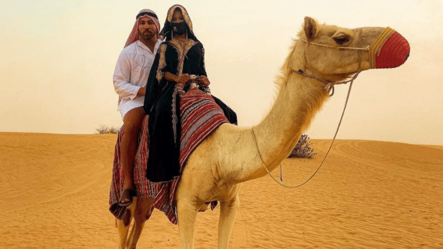 Cantora gospel e trader, Izabela Cristy, no deserto de Dubai com o marido - Reprodução/ Instagram @izacristyoficiall