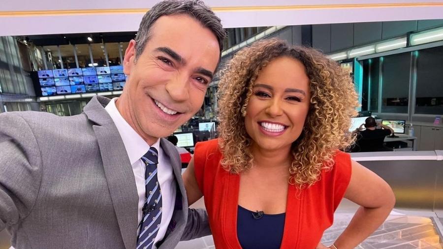 Cesar Tralli fez uma selfie com Karine Alves durante o "Jornal Hoje" - Reprodução/Instagram