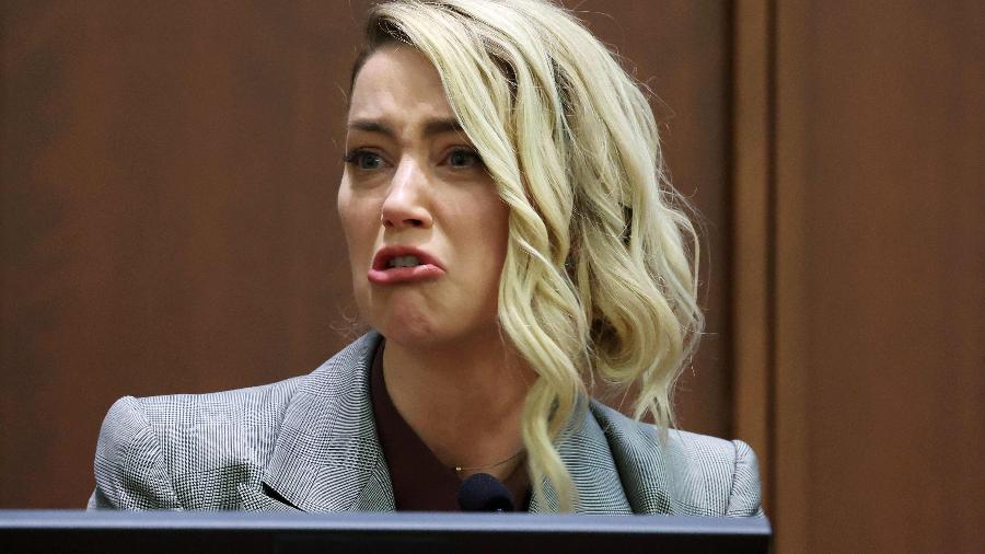 Amber Heard durante depoimento contra o seu ex-marido, Johnny Depp, em tribunal de Fairfax, na Virginia - Michael REYNOLDS/POOL/AFP