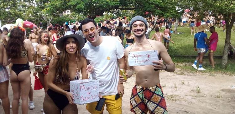 Com "dado da pegação", grupo de amigos promove prendas sensuais no bloco Amigos da Onça, no Rio de Janeiro - Henrique Nascimento - Henrique Nascimento