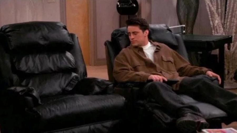 Joey Tribbiani se dá conta que não está ao lado de Chandler