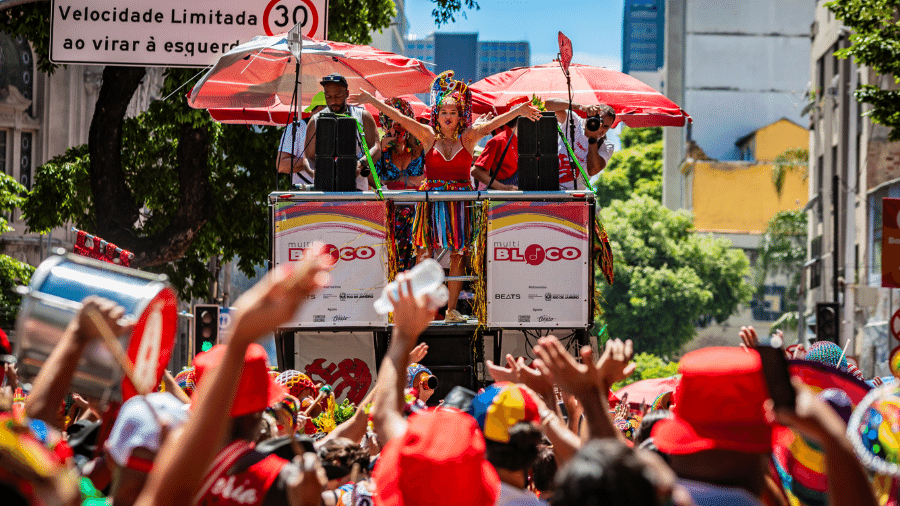Carnaval: Multibloco desfila com o tema: 'De volta à Bahia'