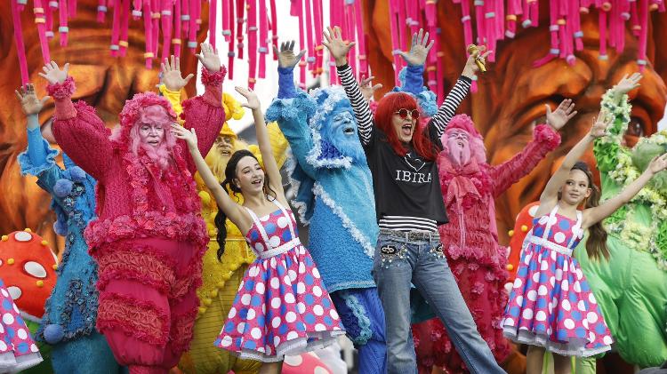 10.fev.2024 - Desfile da Rosas de Ouro na primeira noite de carnaval no sambódromo do Anhembi