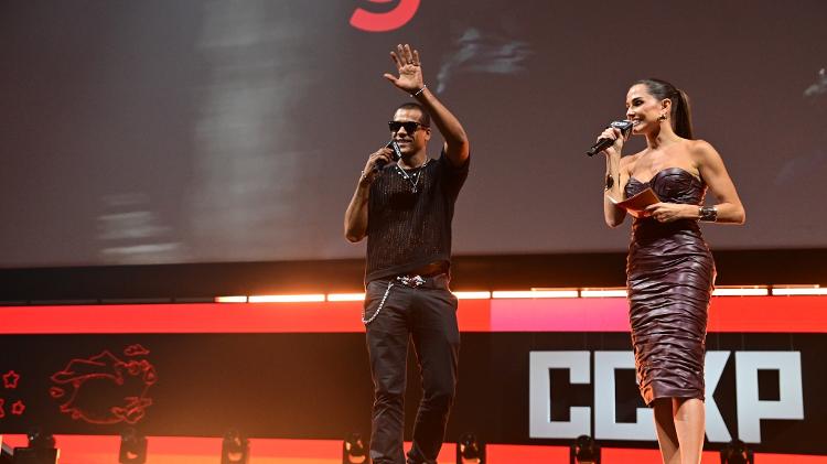 Marcello Melo Jr e Deborah Secco no painel do Globoplay na CCXP 2024