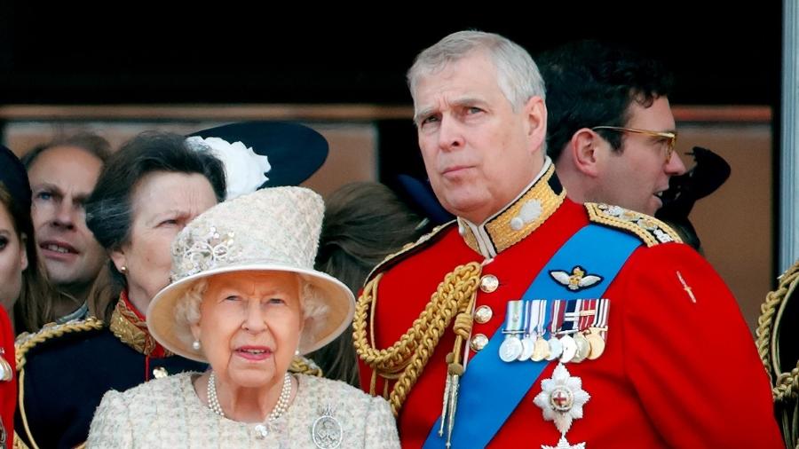 Rainha Elizabeth 2ª ao lado do príncipe Andrew - Max Mumby/Indigo/Getty Images