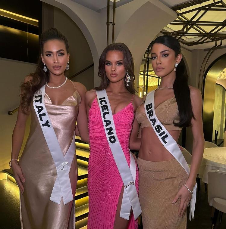 A Miss Itália Glelany Cavalcante (30), com a Miss Islândia Sóldís Vala Ívarsdóttir (18) e a Miss Brasil Luana Cavalcante (25)