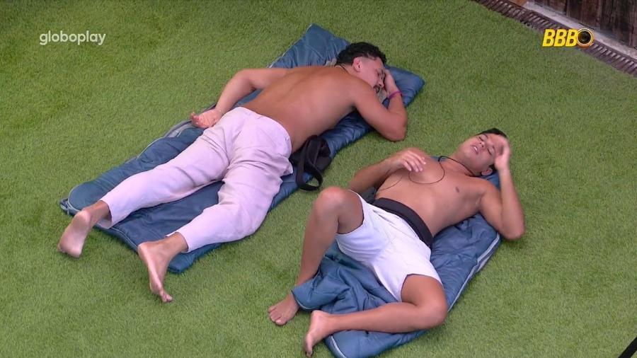 BBB 25: Vinícius e Guilherme dormem na sala BBB 25: Vinícius e Guilherme dormem na sala