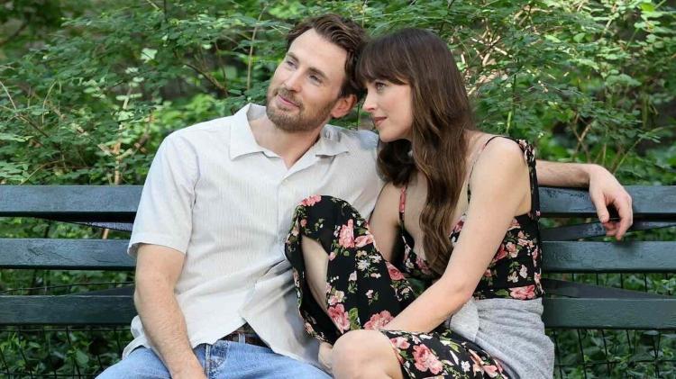 Chris Evans e Dakota Johnson em 'Amores Materialistas' Chris Evans e Dakota Johnson em 'Amores Materialistas'