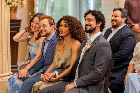 Marieta (Cacá Ottoni), Poliana (Matheus Nachtergaele), Raquel (Taís Araujo), Ivan (Renato Góes) e Freitas (Luis Lobianco) assistem ao casamento de Luciano (Licínio Januário) e Daniela (Jessica Marques) em Vale Tudo Marieta (Cacá Ottoni), Poliana (Matheus Nachtergaele), Raquel (Taís Araujo), Ivan (Renato Góes) e Freitas (Luis Lobianco) assistem ao casamento de Luciano (Licínio Januário) e Daniela (Jessica Marques) em Vale Tudo