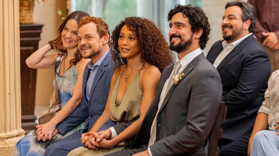 Marieta (Cacá Ottoni), Poliana (Matheus Nachtergaele), Raquel (Taís Araujo), Ivan (Renato Góes) e Freitas (Luis Lobianco) assistem ao casamento de Luciano (Licínio Januário) e Daniela (Jessica Marques) em Vale Tudo Marieta (Cacá Ottoni), Poliana (Matheus Nachtergaele), Raquel (Taís Araujo), Ivan (Renato Góes) e Freitas (Luis Lobianco) assistem ao casamento de Luciano (Licínio Januário) e Daniela (Jessica Marques) em Vale Tudo