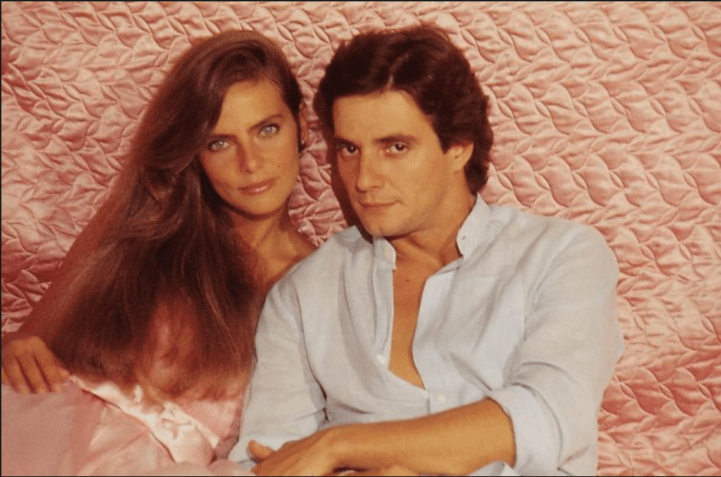 Em 1983, Gilberto Braga escreveu a novela "Louco Amor", com a colaboração de Leonor Bassères. Na trama, a jovem e rica Patrícia (Bruna Lombardi) é apaixonada por Luís Carlos (Fábio Júnior), filho de Isolda (Nicette Bruno), a empregada doméstica da família Dumont. - Divulgação