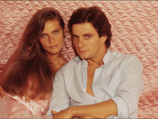 Em 1983, Gilberto Braga escreveu a novela "Louco Amor", com a colaboração de Leonor Bassères. Na trama, a jovem e rica Patrícia (Bruna Lombardi) é apaixonada por Luís Carlos (Fábio Júnior), filho de Isolda (Nicette Bruno), a empregada doméstica da família Dumont. - Divulgação