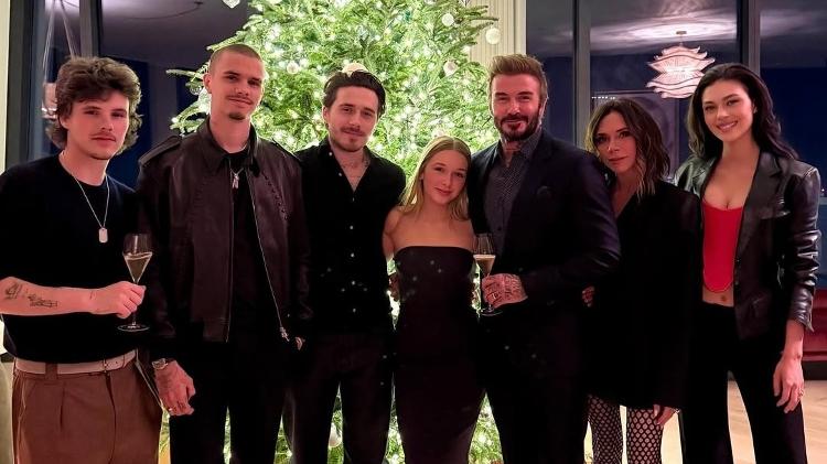 Família Beckham no Natal de 2024, da esquerda para a direita: Cruz, Romeo, Brooklyn, Harper, David, Victoria e Nicola Família Beckham no Natal de 2024, da esquerda para a direita: Cruz, Romeo, Brooklyn, Harper, David, Victoria e Nicola