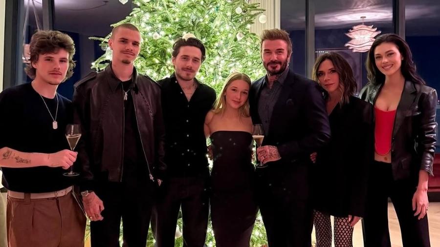 Família Beckham no natal de 2024, da esquerda para a direita: Cruz, Romeo, Brooklyn, Harper, David, Victoria e Nicola Família Beckham no natal de 2024, da esquerda para a direita: Cruz, Romeo, Brooklyn, Harper, David, Victoria e Nicola