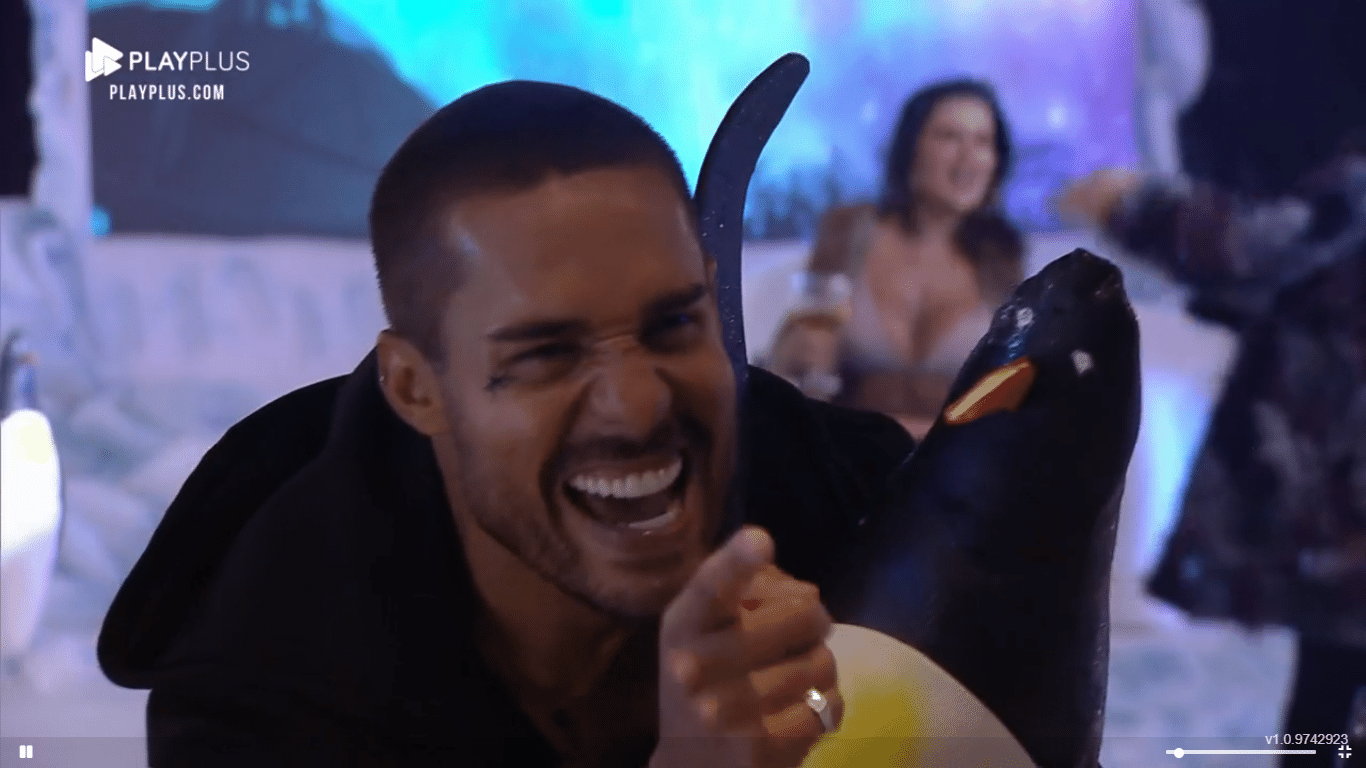 A Fazenda 2021: Bil sorrindo e cantando Marília Mendonça - Reprodução/Playplus