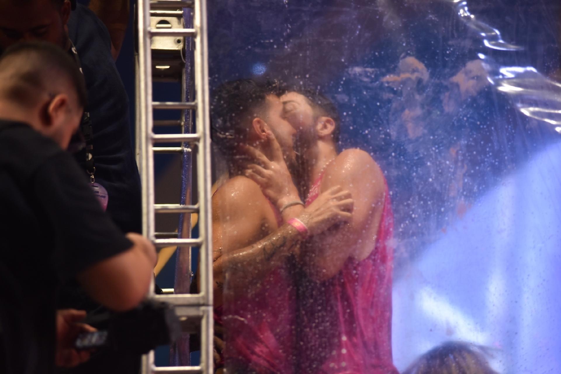 Rico Melquíades beija namorado Matheus Freire - Leo Franco/ Agnews