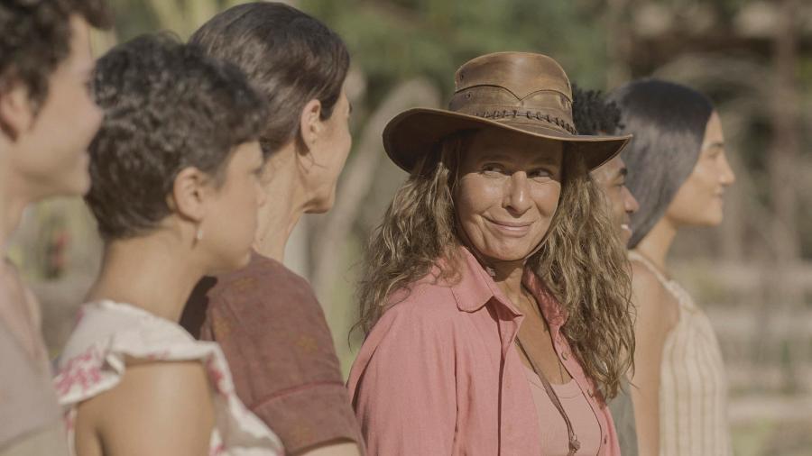 Zefa Leonel (Andrea Beltrão) e sua família em "No Rancho Fundo" - Divulgação/Globo