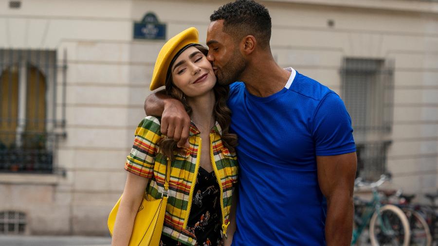 Emily (Lilly Collins) e Alfie (Lucien Laviscount) em cena da segunda temporada de "Emily em Paris", da Netflix - Stéphanie Branchu/Netflix