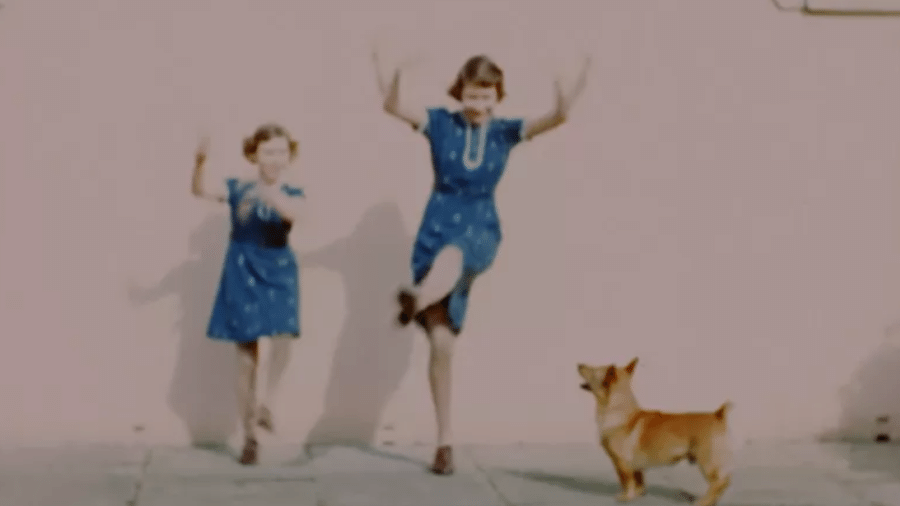 Margaret e sua irmã mais velha, Elizabeth, são vistas brincando em vestidos que combinam - BBC