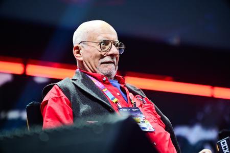 Chris Claremont no painel de X-Men, no Palco Omelete, durante a CCXP 24