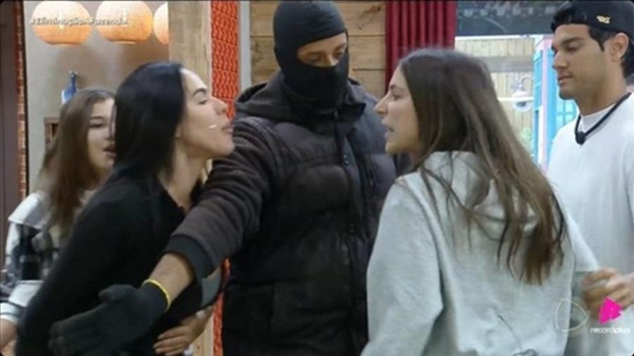 A Fazenda 2025: Martina e Tàmires foram separadas por ninjas A Fazenda 2025: Martina e Tàmires foram separadas por ninjas