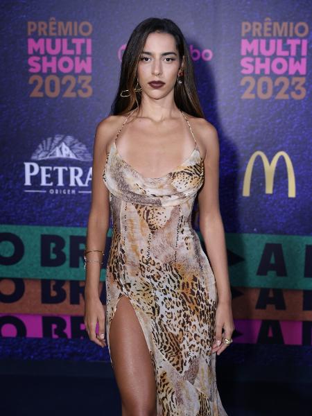 Marina Sena usou um vestido decotado para o Prêmio Multishow