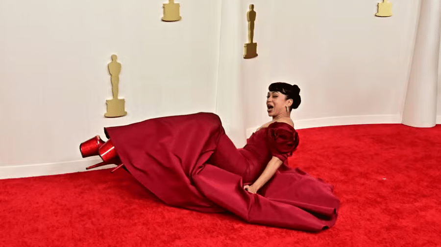 Liza Koshy caiu no tapete vermelho do Oscar 2024