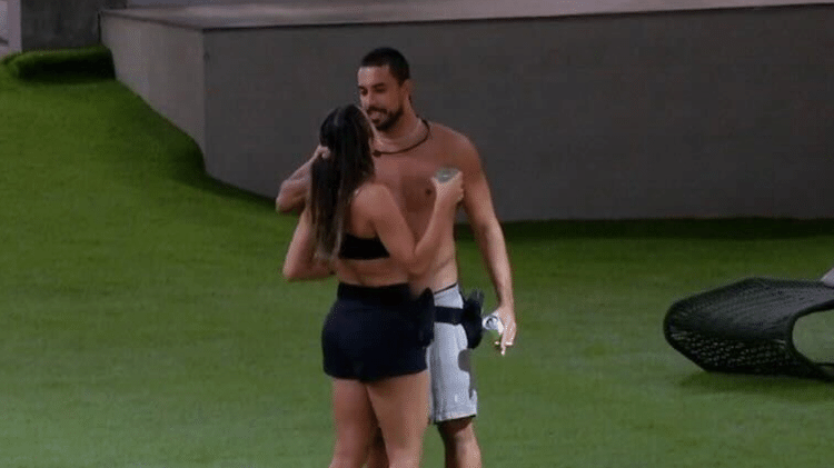 BBB 25: Maike puxa cabelo de Renata durante confraternização na área externa BBB 25: Maike puxa cabelo de Renata durante confraternização na área externa