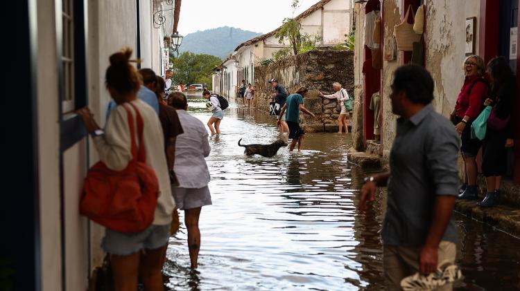 Maré sobe no centro histórico e alaga ruas Maré sobe no centro histórico e alaga ruas
