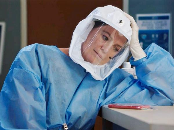 Meredith Grey (Ellen Pompeo) usa equipamento de proteção contra o coronavírus em 'Grey's Anatomy'