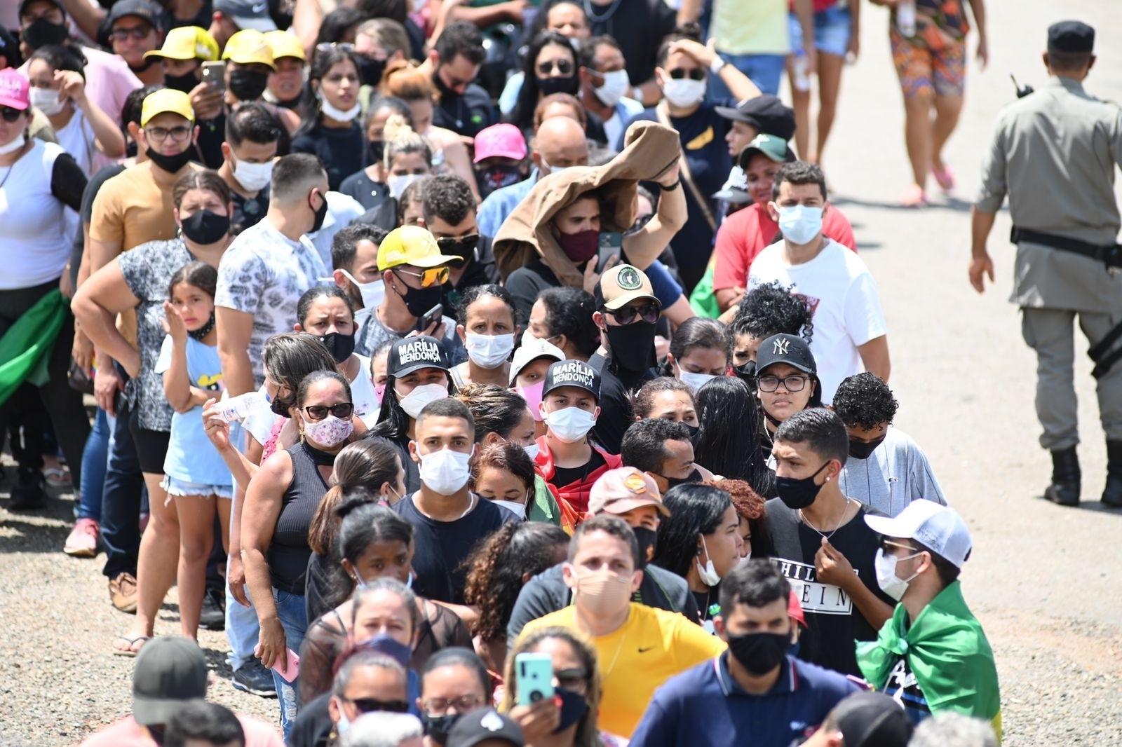 Público faz filas enormes do lado de fora da Arena Goiânia para entrar no velório e se despedir de Marília Mendonça - Cristiano Borges e Júnior Guimarães/AgNews