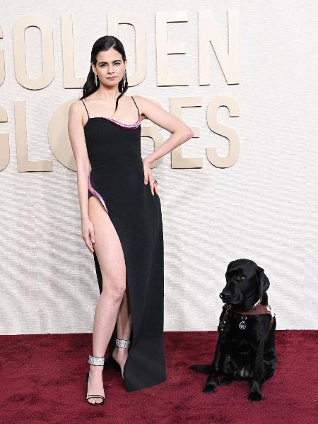 Aria Mia Loberti, de 'Toda a Luz que Não Podemos Ver', com Ingrid, sua cão guia, no Globo de Ouro 2024