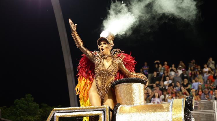 A rainha de bateria foi Aline Oliveira foi 'maquinista' no desfile da Mocidade Alegre