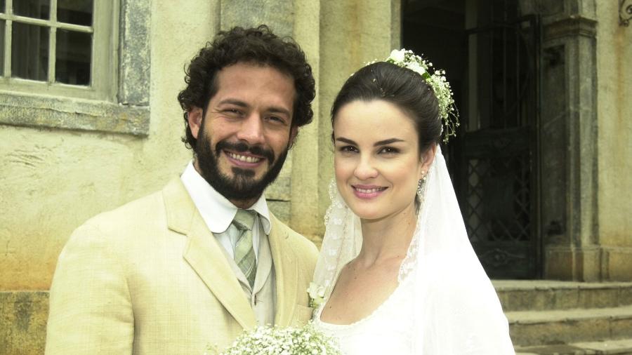 Mariquinha (Carolina Kasting) e Tobias (Malvino Salvador) em 'Cabocla'