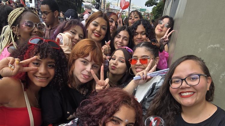 Wanessa (com lightstick na mão) e suas companheiras de barraca posam para foto Wanessa (com lightstick na mão) e suas companheiras de barraca posam para foto