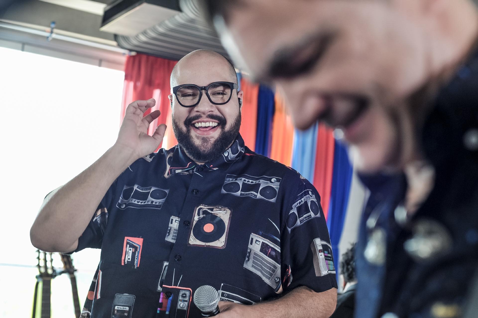 Samuel Rosa e Tiago Abravanel nos bastidores da gravação para o 'Sai da Caixa' - Reinaldo Canato/UOL