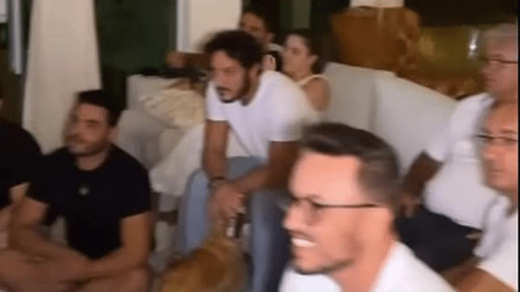Allan Souza Lima assiste 'Família É Tudo' junto com a família de Rafa Kalimann